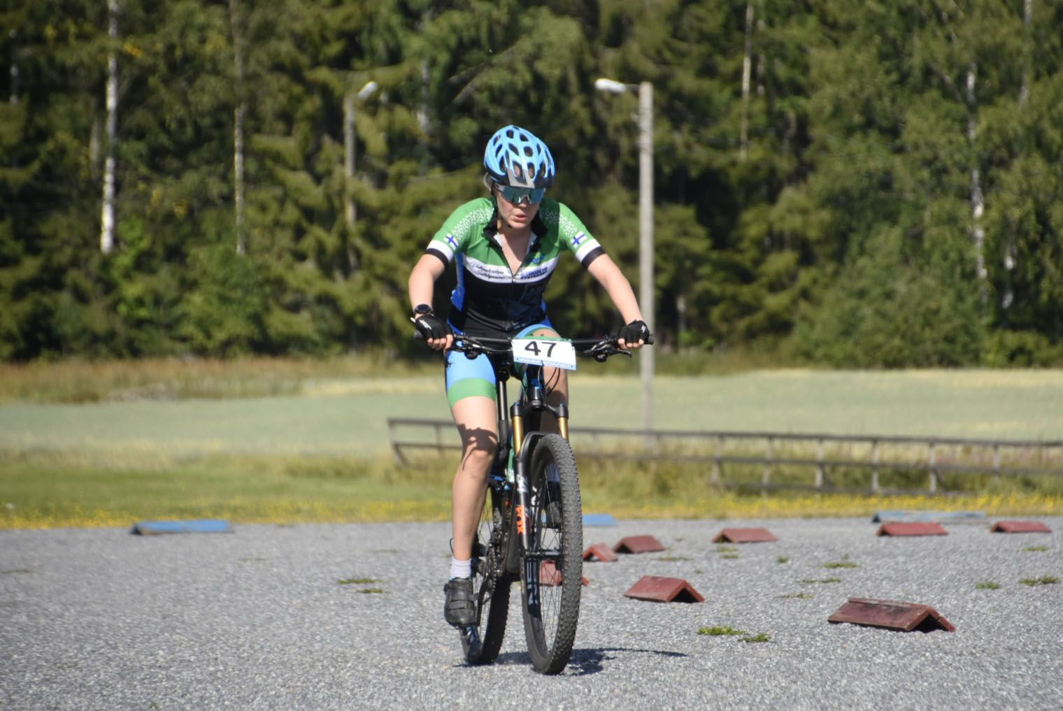 Henriikka Kiuru Cube-pyörän selässä XCO-kilpailussa